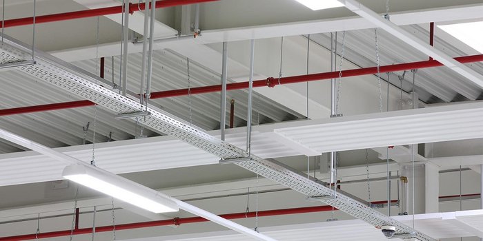 Ein Bildausschnitt von einem Lager mit Deckenstrahlplatten.