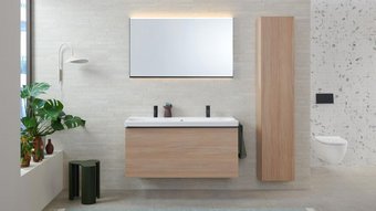 Ein modernes helles Badezimmer