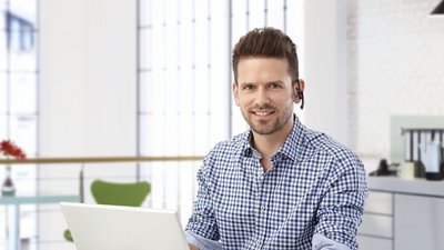 Ein Ansprechpartner sitzt im Büro - unsere Mitarbeiter stehen für Sie bereit.